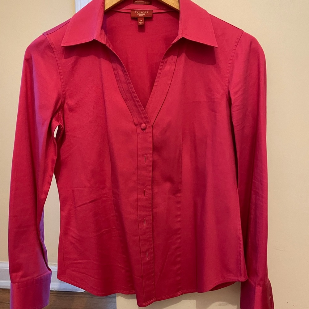Beautiful fitted blouse! Ideal for work or evening. Worn twice